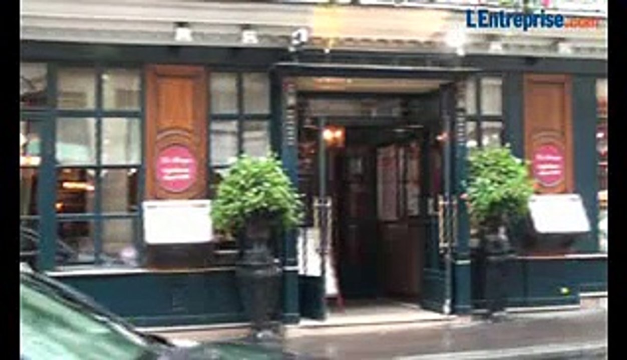 Le Procope, célèbre restaurant parisien, a developpé une politique active de recrutement de salariés handicapés, tant en salle qu'en cuisine. Reportage en images dans les coulisses de l'établissement.