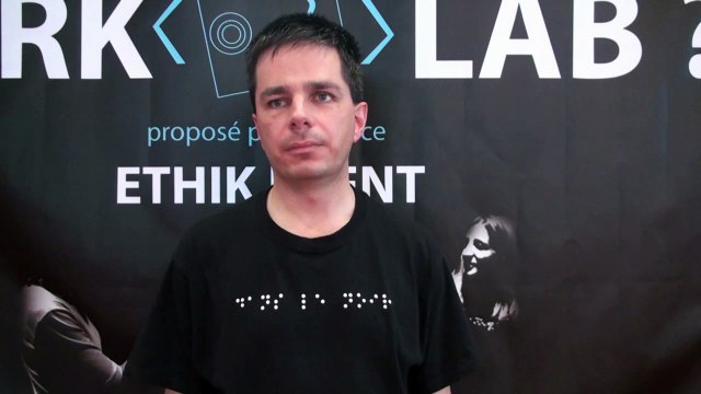 Dans le noir est un restaurant avec pour concept d'accueillir les personnes dans le noir complet afin de les sensibiliser sur le quotidien des personnes non voyantes