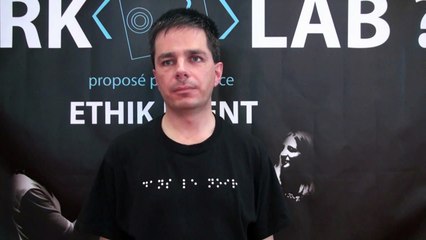 "Dans le noir" est un restaurant avec pour concept d'accueillir les personnes dans le noir complet afin de les sensibiliser sur le quotidien des personnes non voyantes