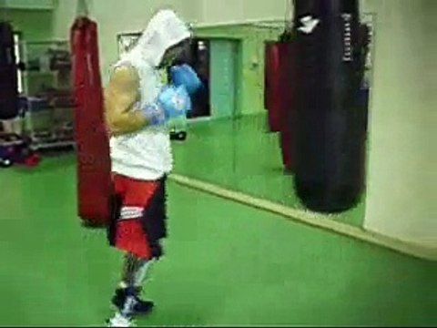 Abel Aber est un sportif à part entière. Et pourtant, il lui manque une part de lui-même : sa jambe droite. Il a trouvé dans la pratique de la boxe thaà¯ un exutoire salutaire.