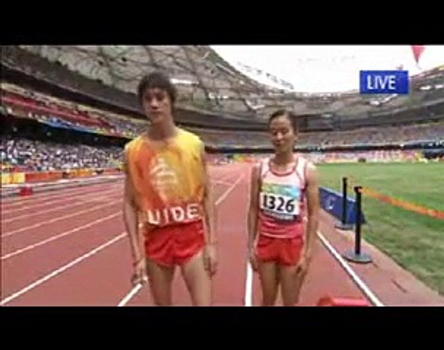 Victoire d'Assia El Hannouni en finale du 400m. Elle est porte-drapeau de l'équipe de france paralympique de pekin 2008... Une belle médaille d'or !!!