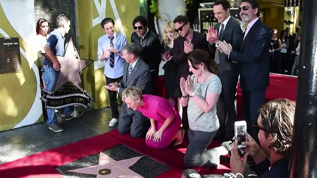 'Big Bang Theory'-Stars feiern Hollywood-Stern für Kaley Cuoco