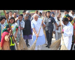 Watch Amitabh Bachchan cleans Mumbai streets