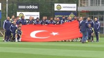 Fenerbahçeli Futbolcular Antrenmanda Türk Bayrağı Açtı