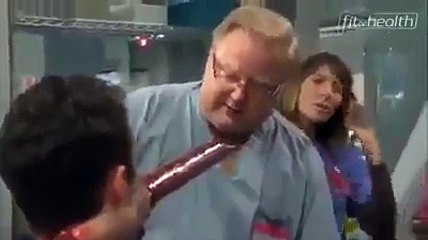 Adamın suratına koca kazık girmiş halen telefonla oynuyor