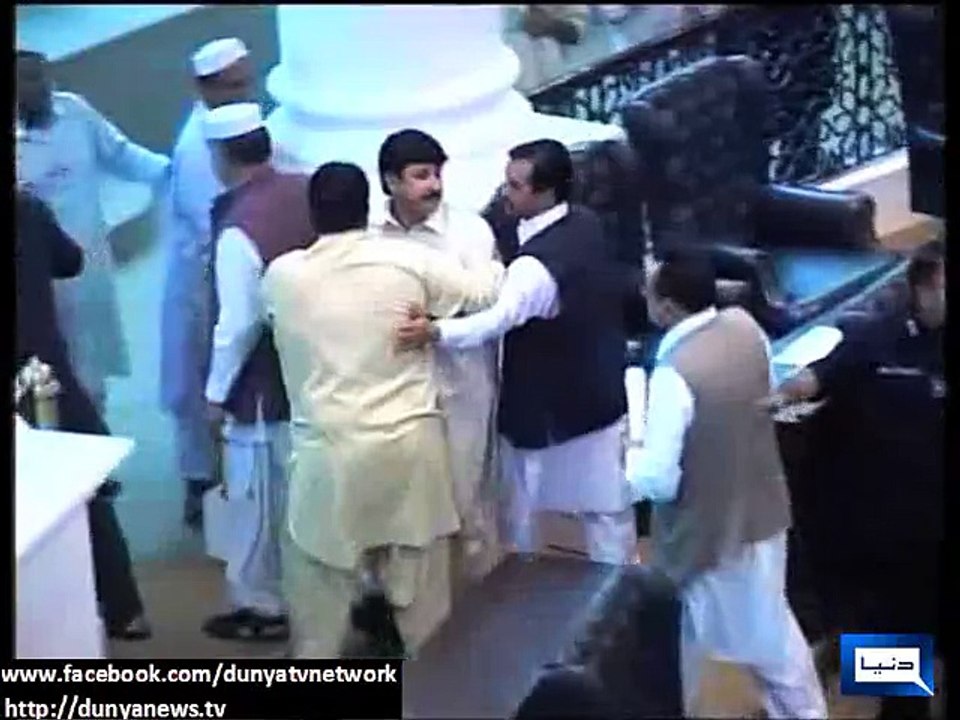 Dunya News - KP Assembly echoes with 'go Imran go' and 'go Nawaz go' chants