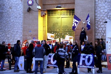 Marseille : la colère monte devant les Baumettes