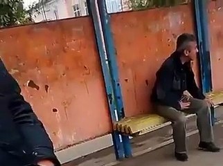 Agression ratée d'un mec bourré sous un Abri bus