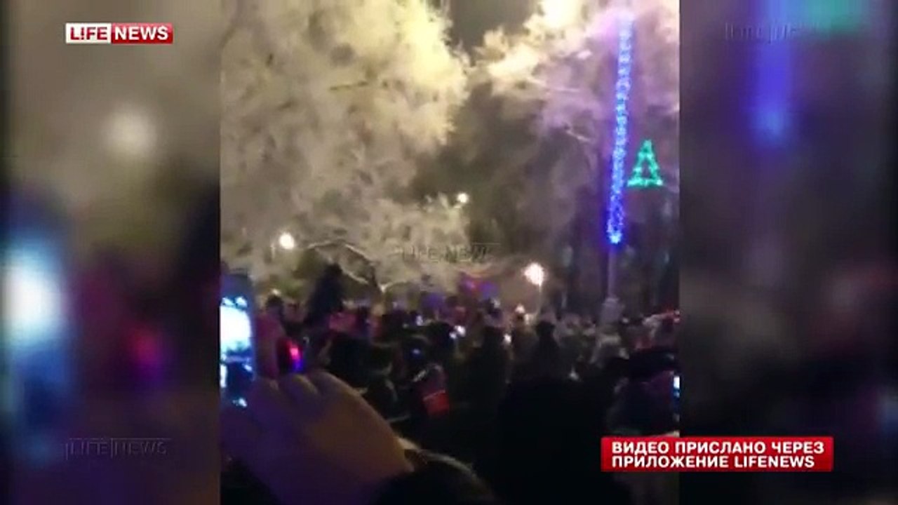 Un relayeur de la flamme olympique prend feu