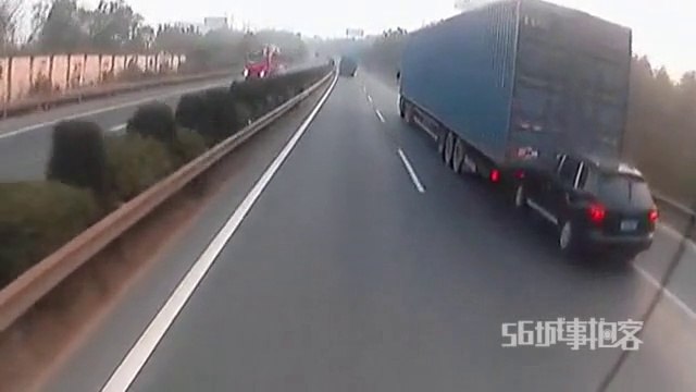 Un camion roule avec un Porsche Cayenne encastré à l’arrière