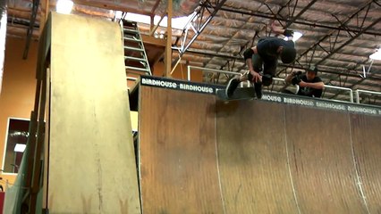 Tony Hawk dans sa nouvelle vidéo intitulée "Perched"