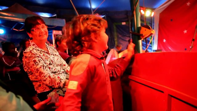 Cirque Zavatta . Cirque Zavatta : inquiet pour son métier le clown Chocolat rappel le vrai rôle d'un clown