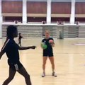 Stine Oftedal défie Théa Mork au jonglage / Issy-Paris Handball