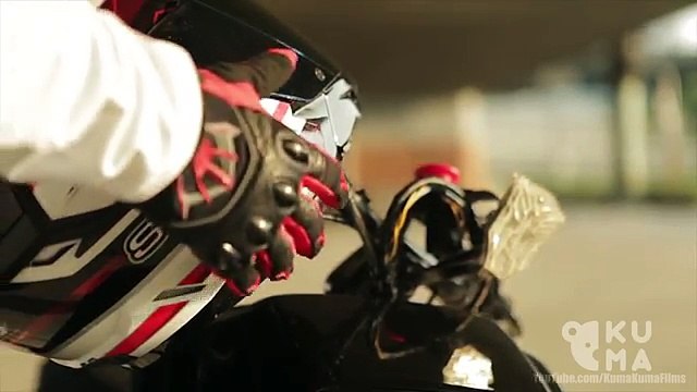 Ce pilote réalise des tricks très impressionnants avec son scooter !