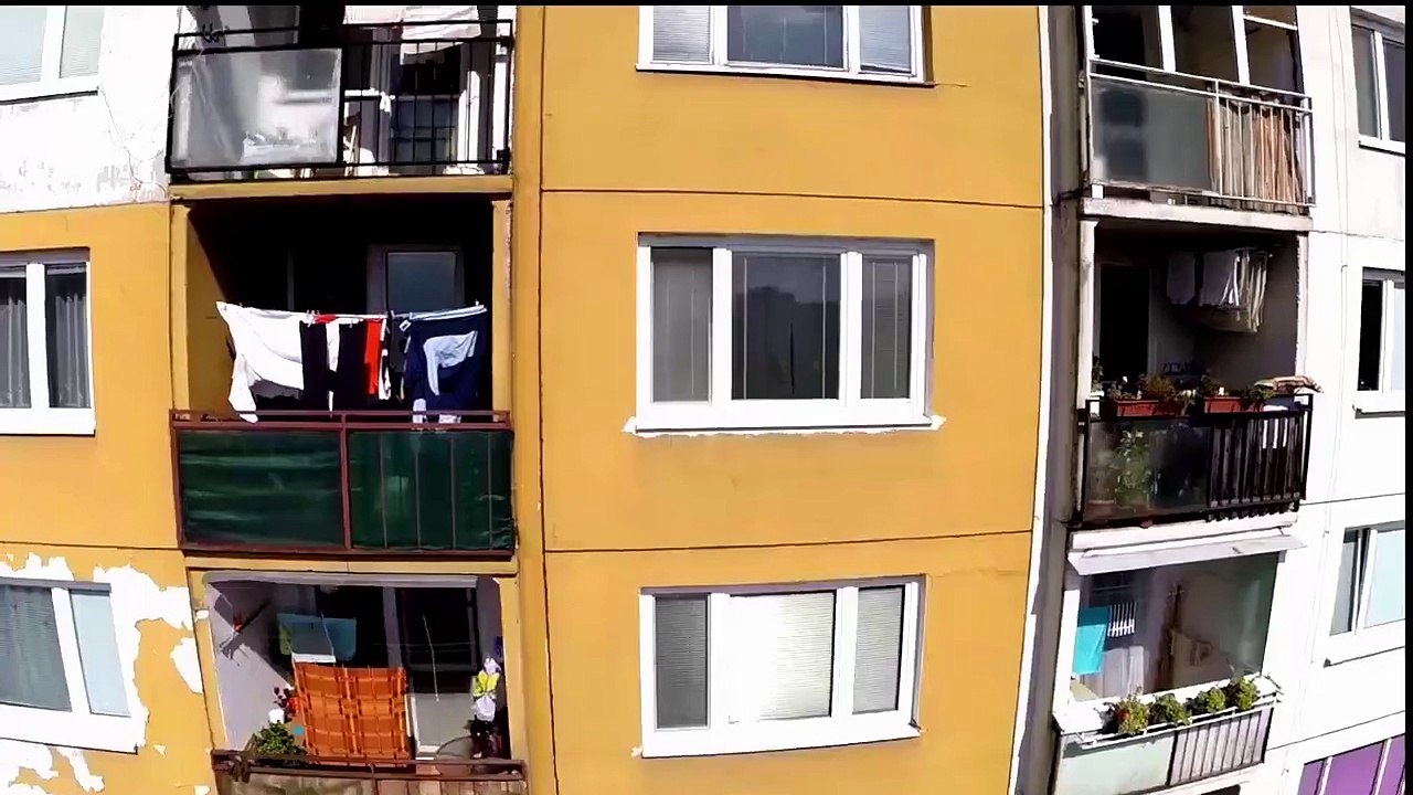 Un drone surprend une fille en topless