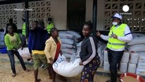 مبارزه با ابولا؛ توزیع مواد غذایی در لیبریا و سیرالئون