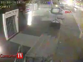 İzmir'de feci kaza anı: Ölümden döndü, yoluna devam etti