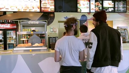 Il passe la commande parfaite dans un fast-food et pourtant...