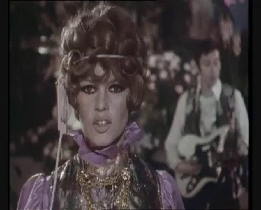 Brigitte Bardot, Sacha Distel et Serge Gainsbourg - La Bise Aux Hippies - Version couleur (1967)