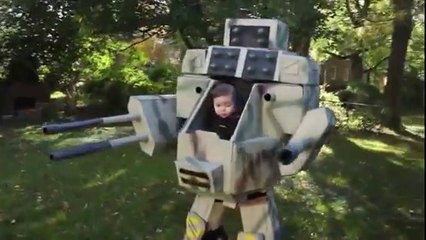 Il fabrique un costume robot à son fils pour Halloween