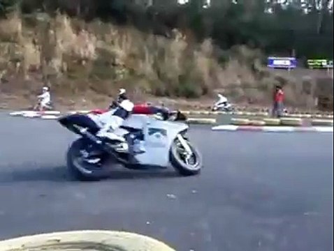 Frotter son casque à moto