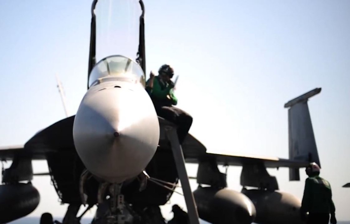 La Navy diffuse des images d'un de ses porte-avions engagé contre l'EI