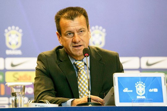 Internautas mandam recado de parabéns para Dunga