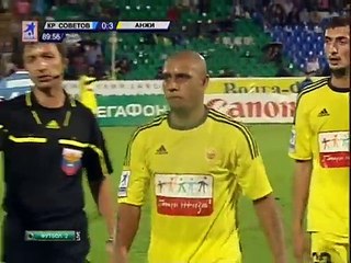 Roberto Carlos quitte le terrain suite à un nouveau lancé de banane