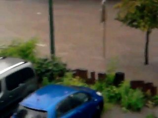 Voiture bloquée dans un torrent de boue