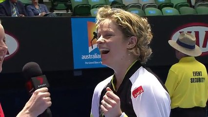 Kim Clijsters demande que tout le court chante "Happy birthday" pour sa soeur Elke