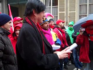 Grève à Mons: manifestants et sosie de Di Rupo devant le domicile du Premier