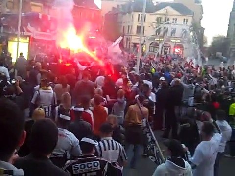 Les joueurs acclamés par la foule sur le balcon de l'Hôtel de ville