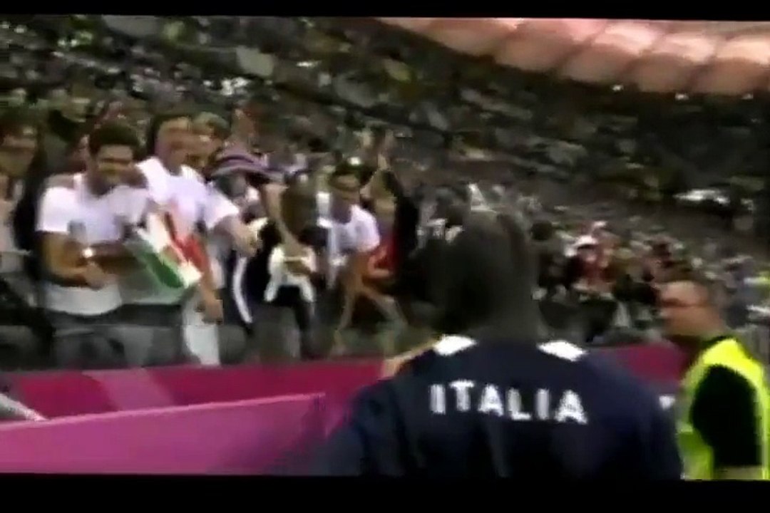 Balotelli embrasse sa mère après la victoire de l'Italie