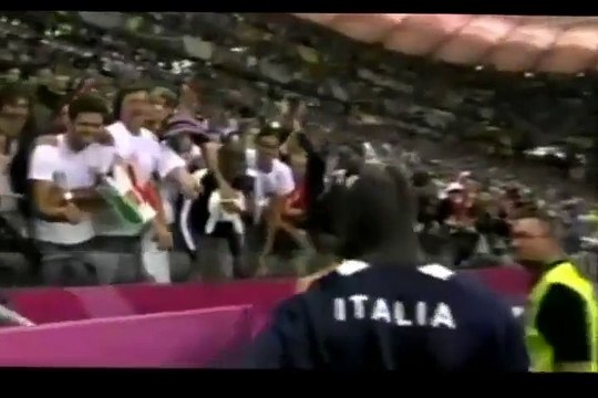 Balotelli embrasse sa mère après la victoire de l'Italie