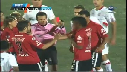 Il reçoit un carton rouge pour avoir mimé un meurtre