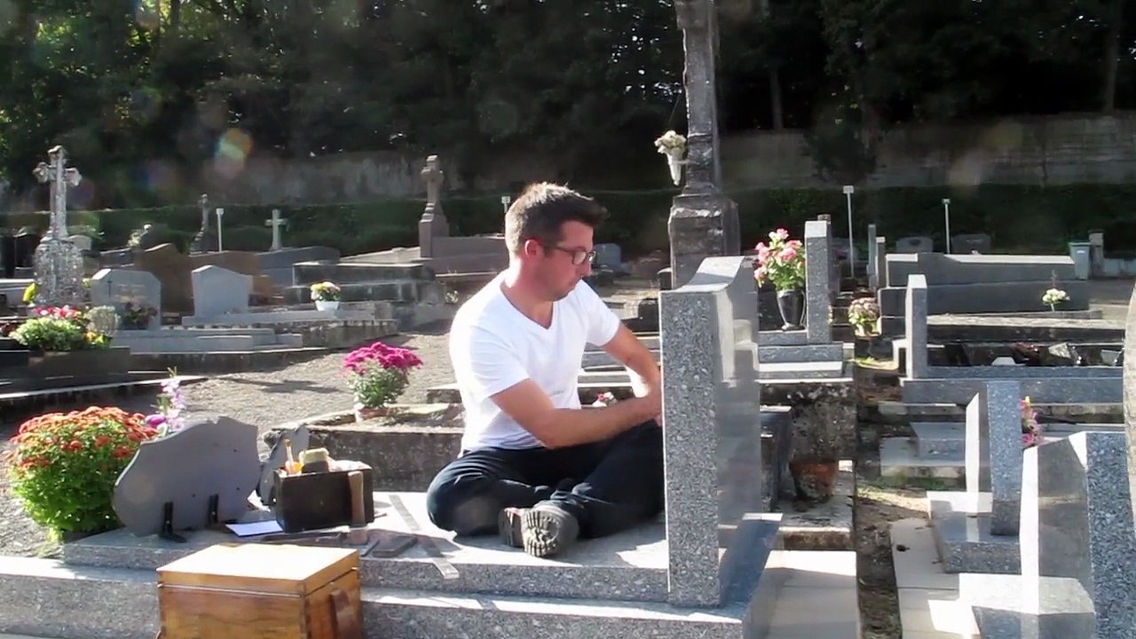 VIDEO. Saint-Avertin : il grave les pierres tombales