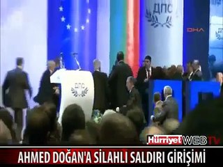 Il tente de tuer un homme politique pendant son discours