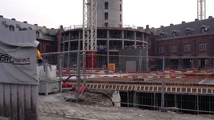 Un homme se perche en haut d'une grue et menace de sauter