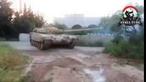 الجيش الحر يحاول قصف مواقع النظام وهو لايجيد قيادة الدبابة