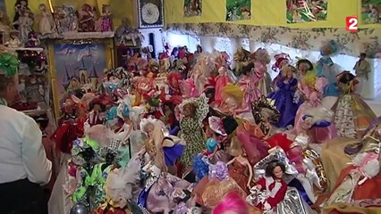 Une collectionneuse de poupées ouvre les portes de sa maison