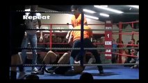 Un arbitre met un boxeur au tapis en plein combat