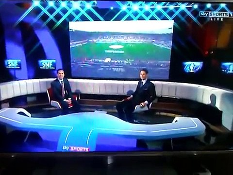 Mesut Özil jongle avec un chewing gum