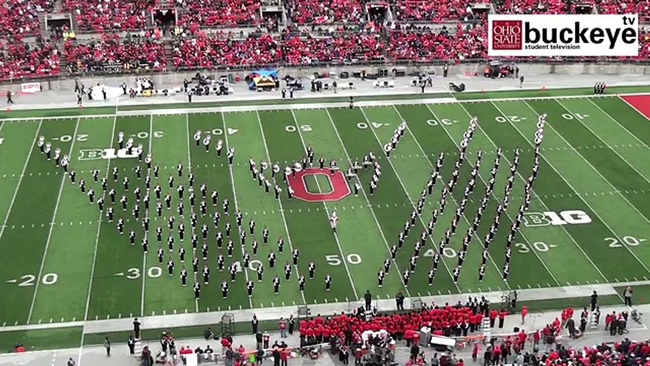 Une fanfare réalise le Moonwalk de Michael Jackson avant à la mi-temps d'un match de foot US