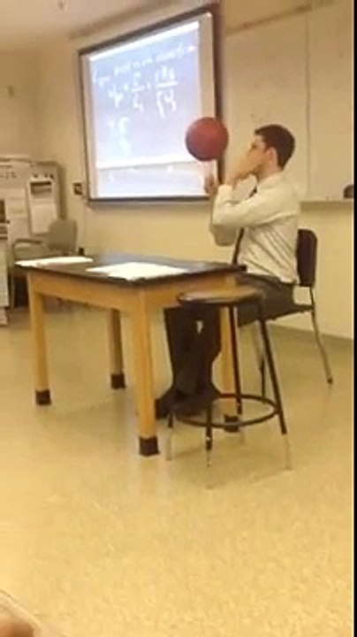 Un prof de physique bluffe ses élèves avec un ballon de basket