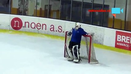 Un gardien de hockey complètement bourré pendant un match