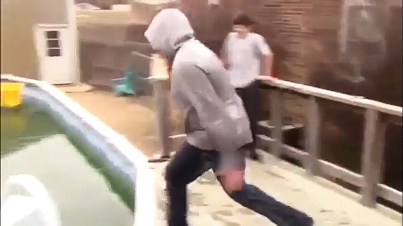 Il décide de sauter sur un matelas dans une piscine gelée