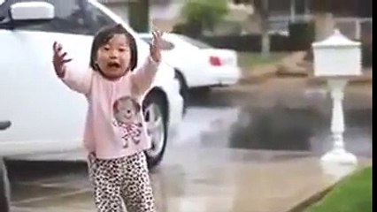 Elle découvre la pluie pour la toute première fois