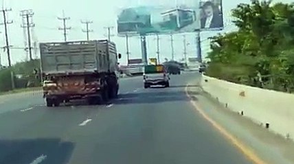 Un camion éjecte une voiture de l'autoroute