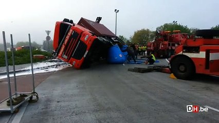 Camion couché sur le flanc à Mouscron