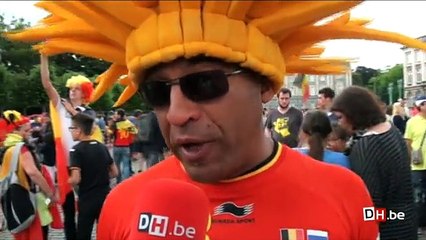 Les supporters accueillent les Diables Rouges Place des Palais